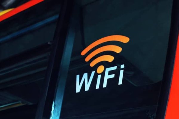 Quels sont les principaux risques liés à l'utilisation de réseaux Wi-Fi publics pour des transactions en ligne ?